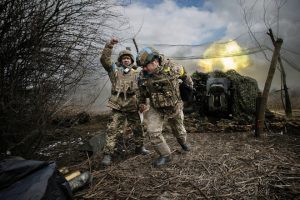 Binh sĩ Ukraine tấn công quân đội Nga ở vùng Donetsk. Ảnh: New York Times