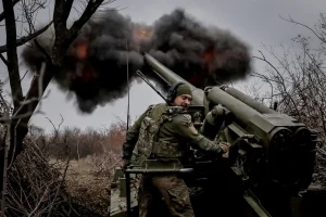 Binh sĩ Ukraine khai hỏa (Ảnh: Reuters).