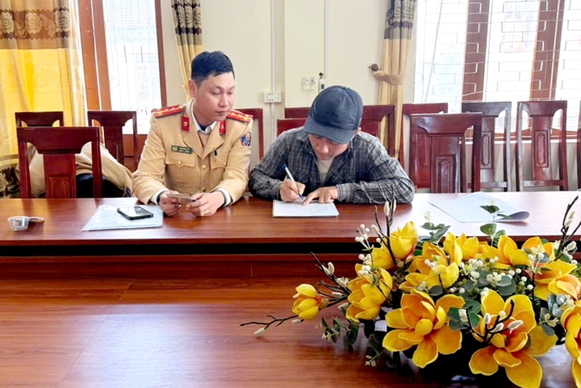 Xử phạt tài xế xe khách vừa lái xe vừa chơi điện tử để "giảm căng thẳng"