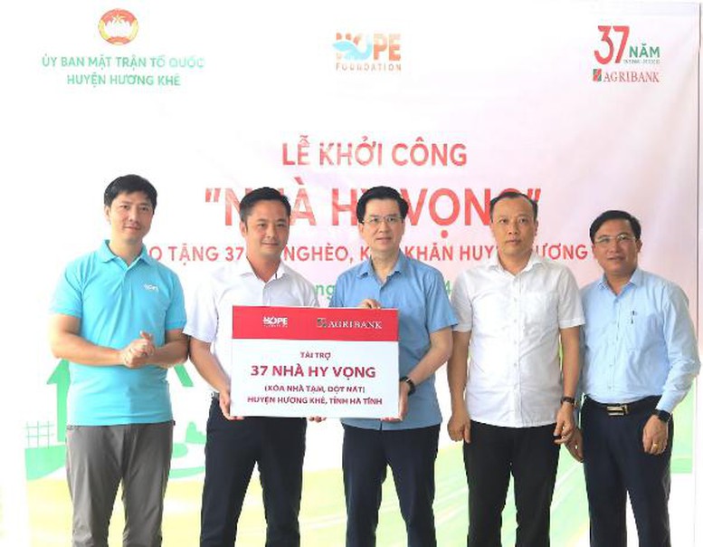Agribank trao tặng 37 căn 'Nhà hy vọng' cho hộ nghèo ở Hà Tĩnh