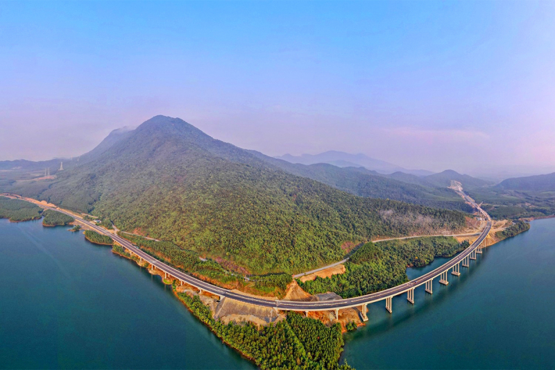 Thi công xuyên ngày lễ trên công trường cao tốc nối Hà Tĩnh - Quảng Bình