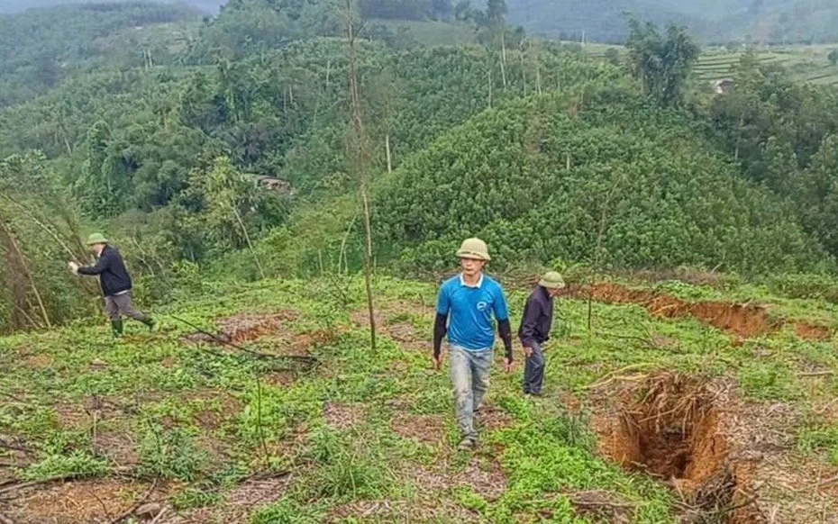 Hà Tĩnh: Sơ tán khẩn cấp các hộ dân khi xuất hiện vết nứt kéo dài trên núi
