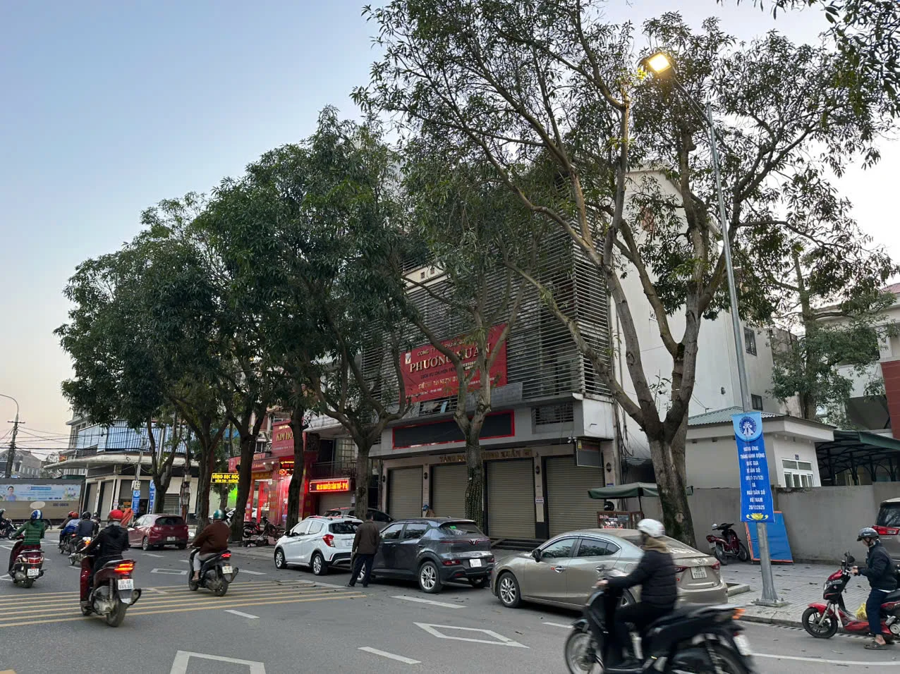 Tiệm vàng Phương Xuân đóng cửa: Khách hoang mang, bán lỗ vàng tích góp