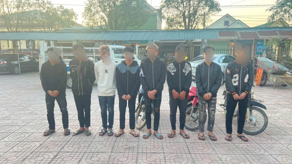 Công an ngăn nhóm thanh thiếu niên nẹt pô, mang theo hung khí