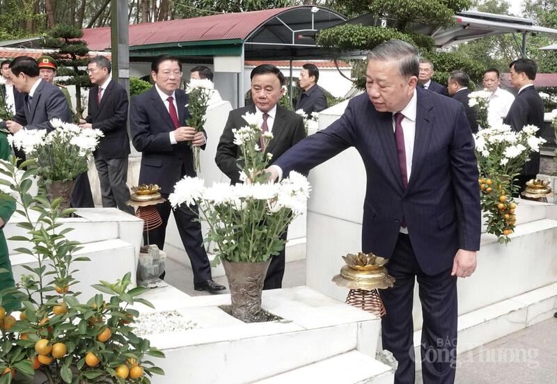 Tổng Bí thư Tô Lâm dâng hương tại Hà Tĩnh