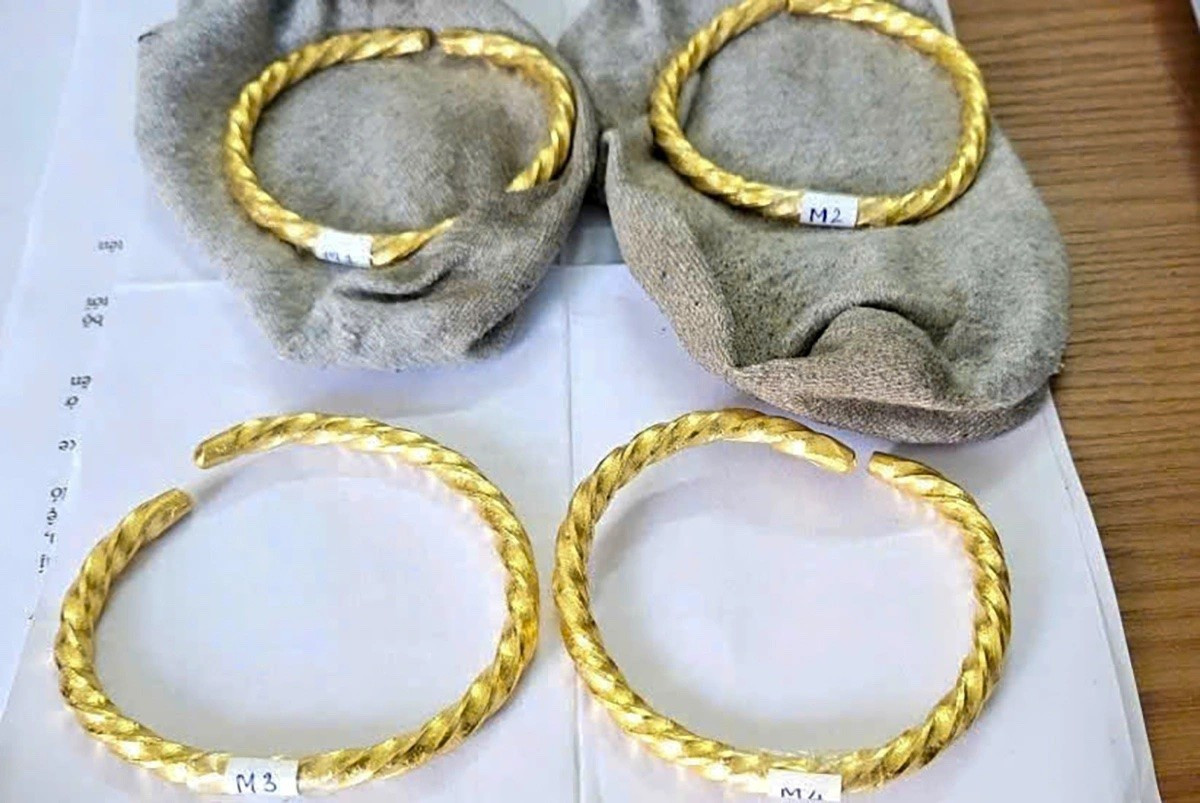 Cất giấu vàng trong tất để mang về Việt Nam, người phụ nữ bị khởi tố