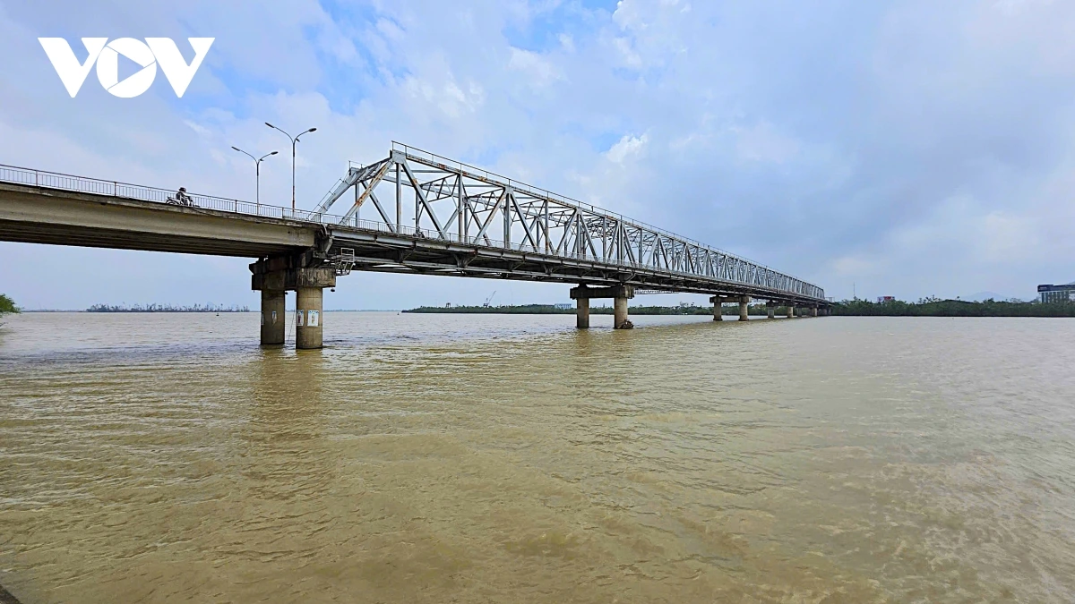 Cấp phép thi công hệ thống điện trang trí và lưới an toàn vào cầu Bến Thủy 1