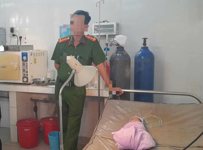 Phát hiện bé trai sơ sinh bị bỏ rơi, bàn tay trái có 6 ngón
