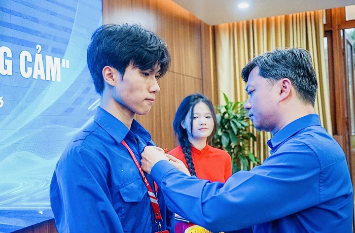 Tặng Huy hiệu 'Tuổi trẻ dũng cảm' cho nam sinh lao vào đám cháy cứu người