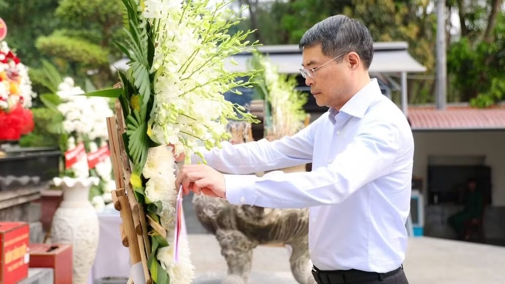 Thủ tướng Lê Minh Hưng dâng hương tại Ngã ba Đồng Lộc