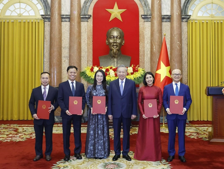 Tổng Bí thư, Chủ tịch nước Tô Lâm trao quyết định bổ nhiệm 5 Đại sứ