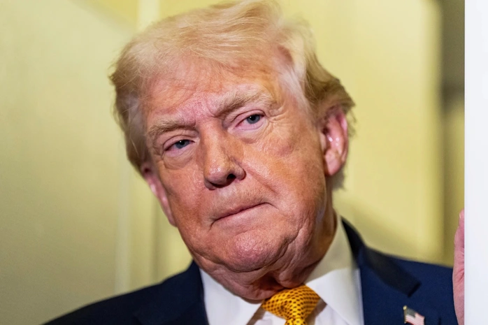 Ông Donald Trump bất ngờ tiết lộ "Iran đang sụp đổ" và muốn mở lại Hormuz ngay