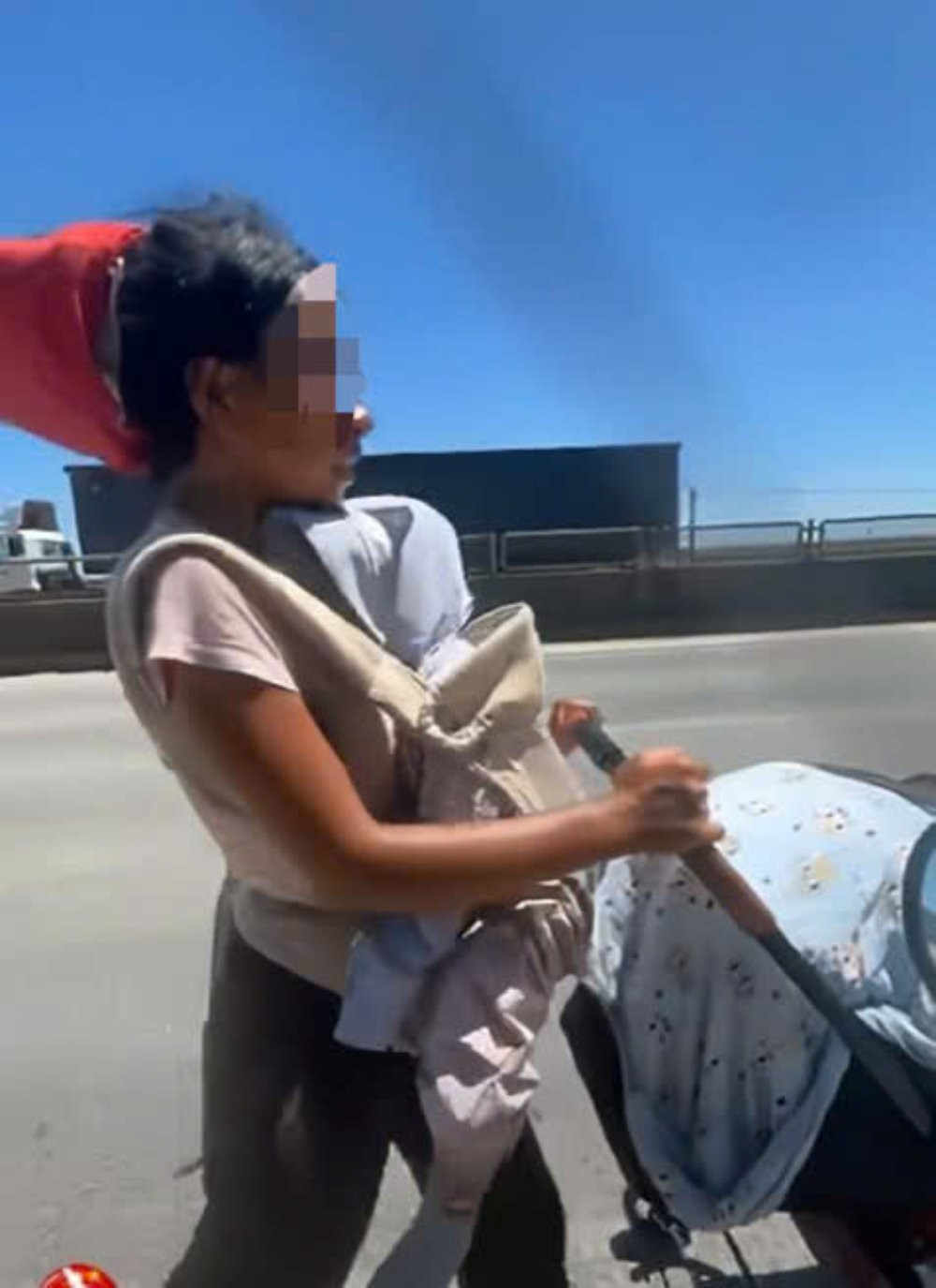 Mẹ đưa 2 con nhỏ đi bộ lầm lũi dưới nắng 40 độ: Lãnh đạo xã thông tin