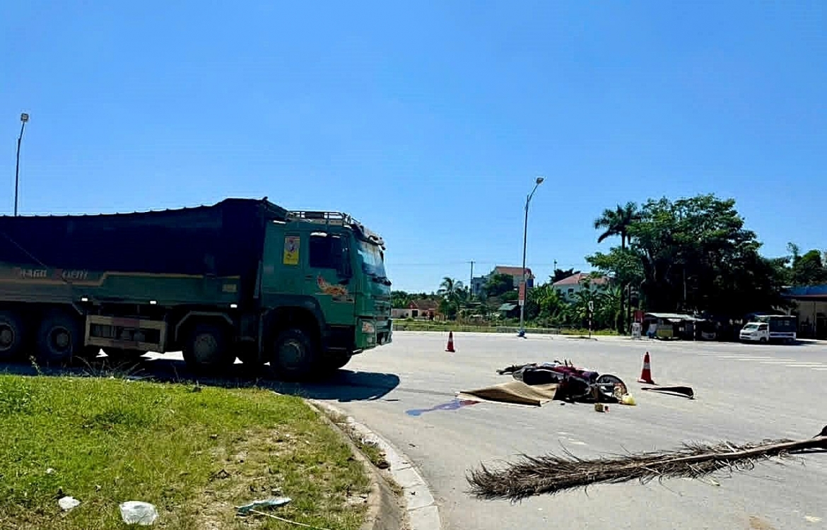 Va chạm với xe tải, người đàn ông đi xe máy tử vong tại chỗ