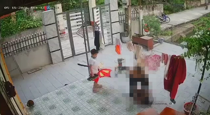 Nghi con bị lấy mất diều, người đàn ông đến tận nhà bắt bé trai 11 tuổi quỳ, đấm đá dã man