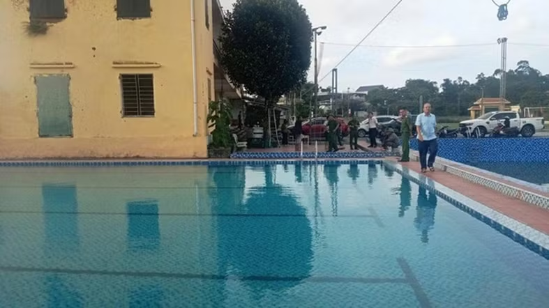 Ba cháu nhỏ nghi bị điện giật trong bể bơi trường học
