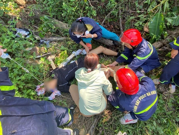 Nhóm học sinh rủ nhau "đi phượt" bằng xe đạp, 2 xe lao xuống vực sâu 50 mét