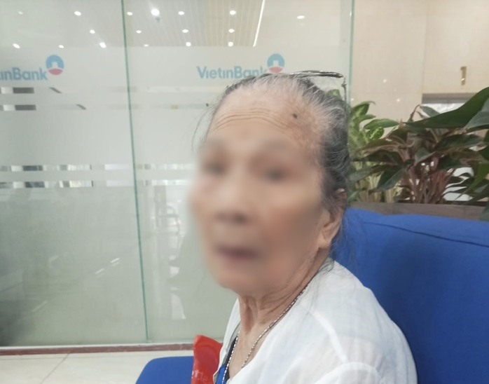 Thêm cụ bà 97 tuổi ở Hà Nội đi nhiều lần lên phường mới nhận được tiền chế độ hàng tháng