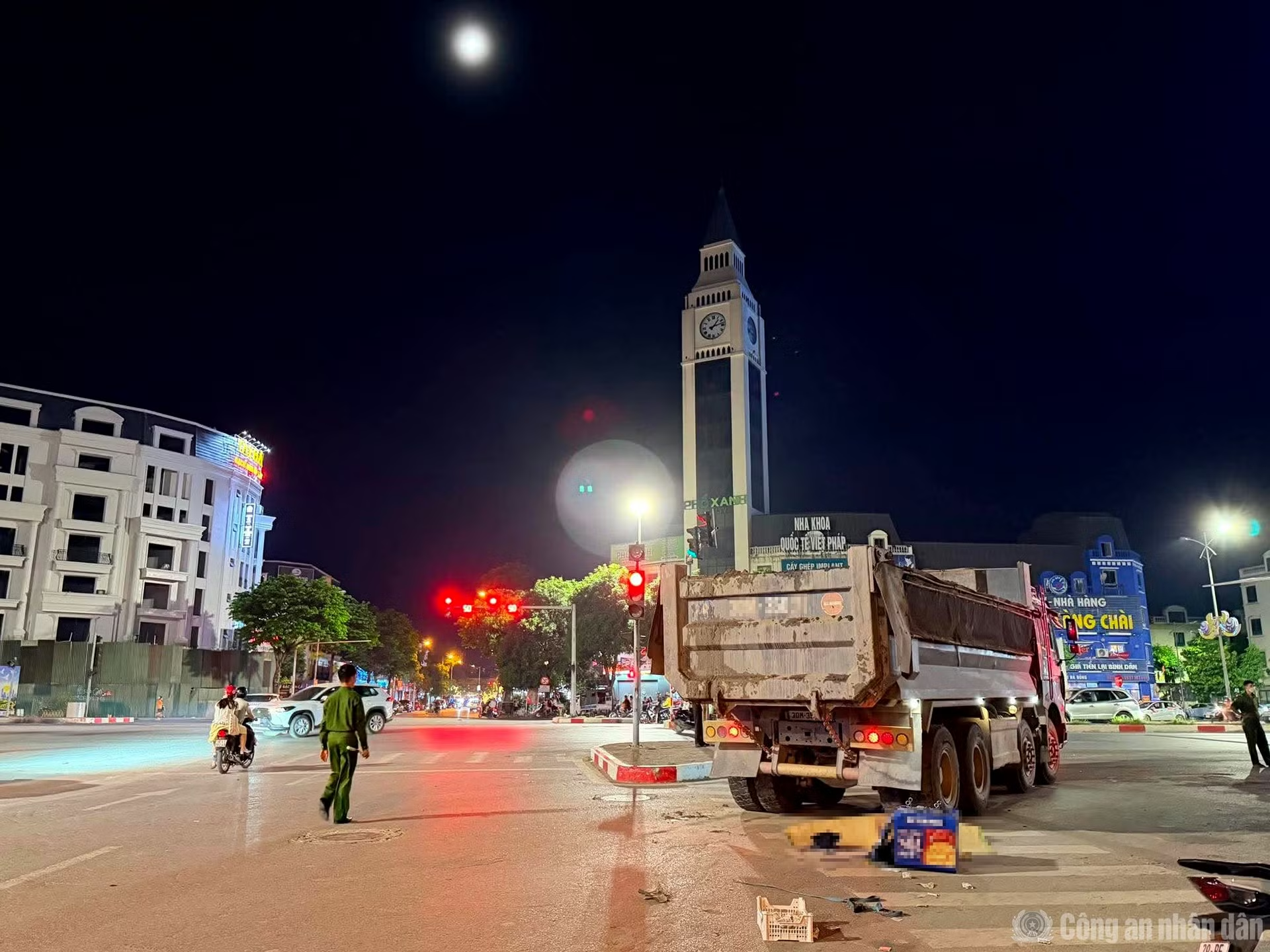 Nam shipper gặp nạn thương tâm sau va chạm với xe tải