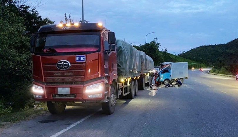 Xe tải tông xe đầu kéo, hai vợ chồng thương vong